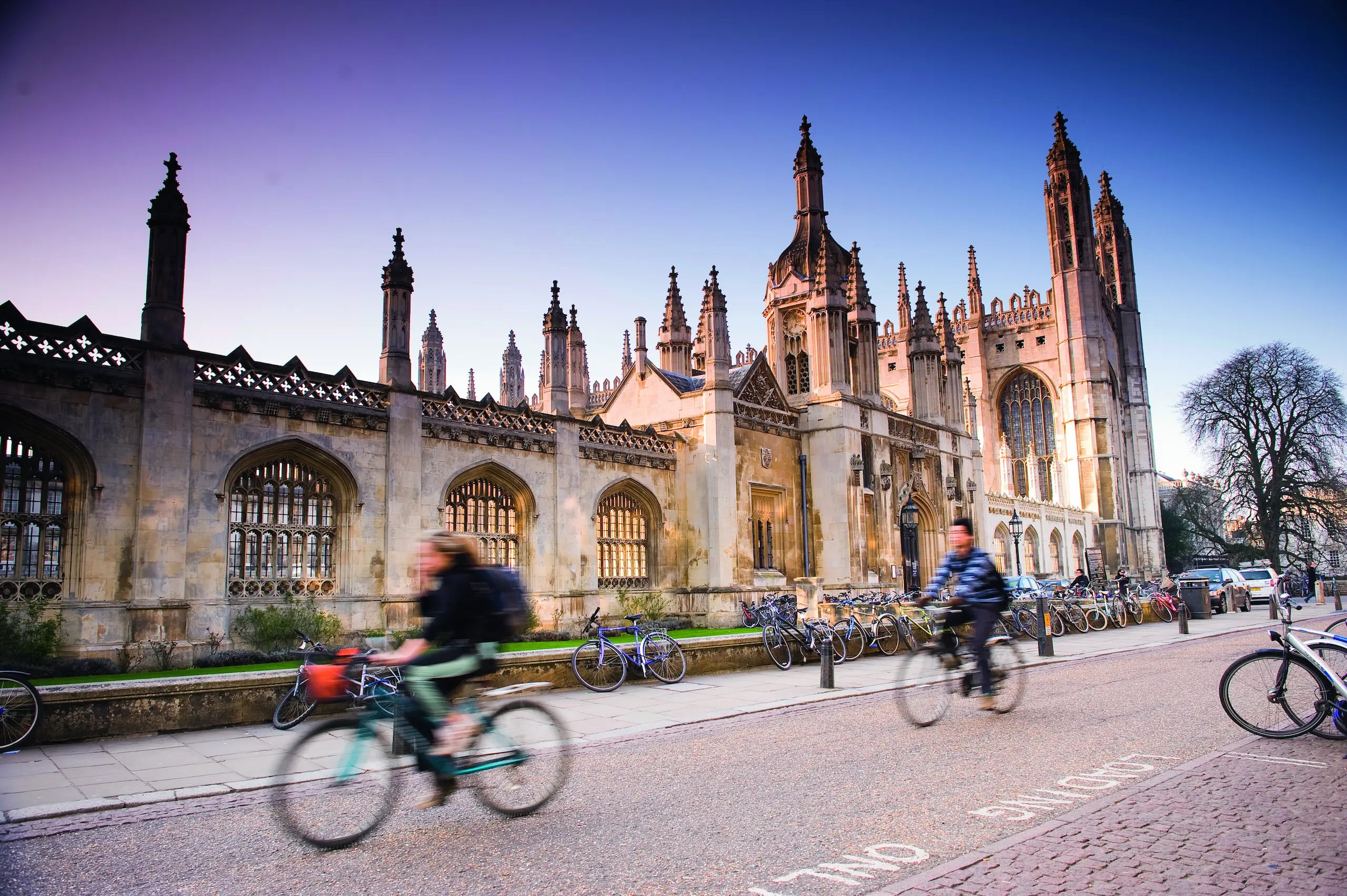 Estudiantes internacionales conversando en un campus universitario