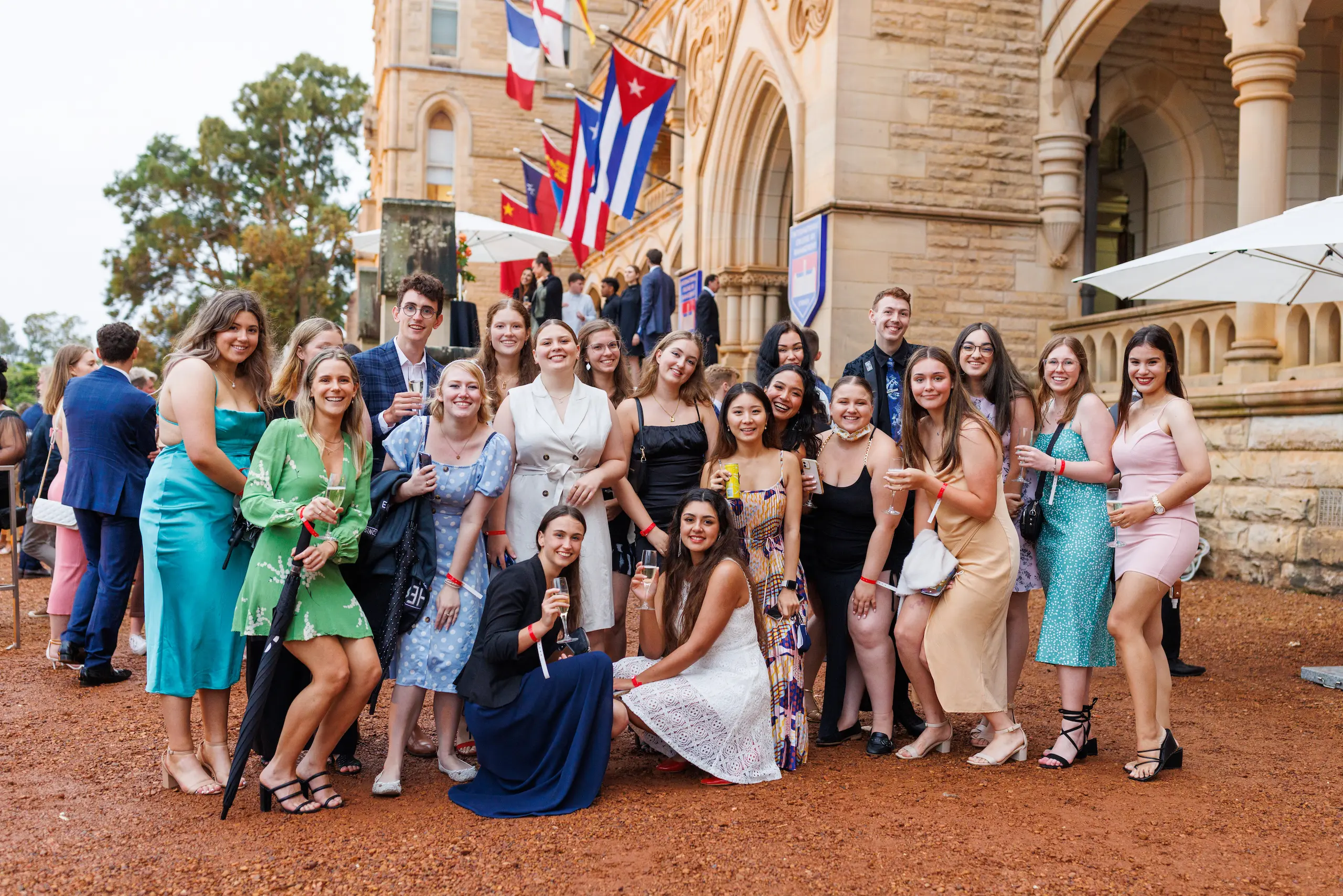 Estudiantes internacionales conversando en un campus universitario